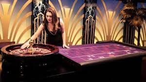 il777 App တွင် Live Casino နှင့် Slot Games ကစားနေသော မြန်မာ ကစားသူပုံ